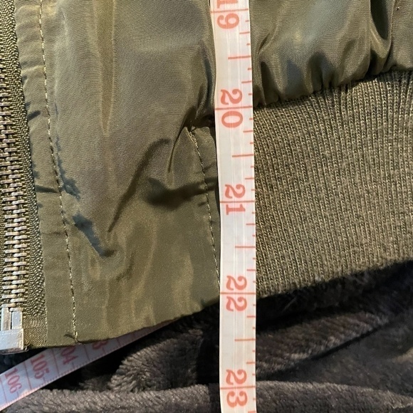 Green Bomber Jacket 🤍 - Picture 7 of 7